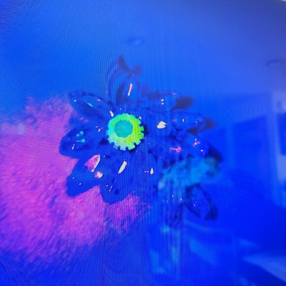 Vintage Aurora Borealis Green Rhinestone Flower Brooch Pin Sparkly Jewelry Glow - Picture 2 of 4